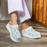 Zoccoli sanitari da donna con cinturino per tallone / Zoccoli sanitari da donna con cinturino per tallone /