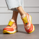 Scarpe sportive donna con stampa colorata realizzata in ecopelle /