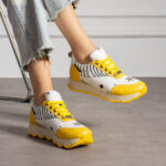 Scarpe sportive donna con stampa colorata realizzata in ecopelle /