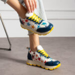 Scarpe sportive donna con stampa colorata realizzata in ecopelle /