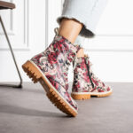 Anfibi moderni da donna in pelle naturale con stampa colorata /