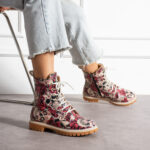 Anfibi moderni da donna in pelle naturale con stampa colorata /