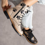 Anfibi moderni da donna in pelle naturale con stampa colorata / Anfibi moderni da donna in pelle naturale con stampa colorata /