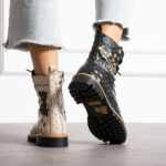 Anfibi moderni da donna in pelle naturale con stampa colorata / Anfibi moderni da donna in pelle naturale con stampa colorata /