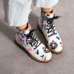 Anfibi moderni da donna in pelle naturale con stampa colorata / Anfibi moderni da donna in pelle naturale con stampa colorata /