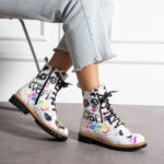 Anfibi moderni da donna in pelle naturale con stampa colorata / Anfibi moderni da donna in pelle naturale con stampa colorata /