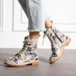 Anfibi moderni da donna in pelle naturale con stampa colorata /