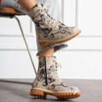 Anfibi moderni da donna in pelle naturale con stampa colorata /