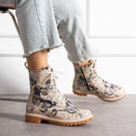 Anfibi moderni da donna in pelle naturale con stampa colorata /