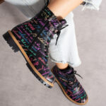 Anfibi moderni da donna in pelle naturale con stampa colorata / Anfibi moderni da donna in pelle naturale con stampa colorata /