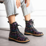 Anfibi moderni da donna in pelle naturale con stampa colorata / Anfibi moderni da donna in pelle naturale con stampa colorata /