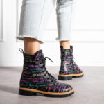 Anfibi moderni da donna in pelle naturale con stampa colorata / Anfibi moderni da donna in pelle naturale con stampa colorata /