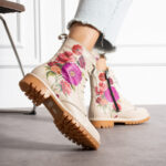 Anfibi moderni da donna in pelle naturale con stampa colorata / Anfibi moderni da donna in pelle naturale con stampa colorata /