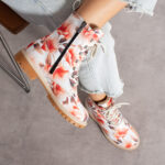 Anfibi moderni da donna in pelle naturale con stampa colorata /