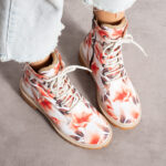 Anfibi moderni da donna in pelle naturale con stampa colorata /