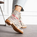 Anfibi moderni da donna in pelle naturale con stampa colorata /