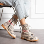 Anfibi moderni da donna in pelle naturale con stampa colorata /