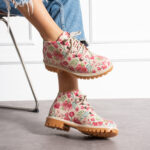 Stivaletti moderni da donna in pelle naturale con design colorato /