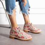 Stivaletti moderni da donna in pelle naturale con design colorato /