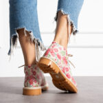 Stivaletti moderni da donna in pelle naturale con design colorato /