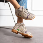 Stivaletti moderni da donna in pelle naturale con design colorato /