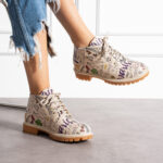 Stivaletti moderni da donna in pelle naturale con design colorato /