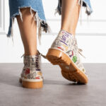 Stivaletti moderni da donna in pelle naturale con design colorato /