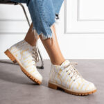 Stivaletti moderni da donna in pelle naturale con design colorato /