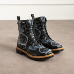 Anfibi moderni da donna in pelle naturale con stampa colorata / Anfibi moderni da donna in pelle naturale con stampa colorata /