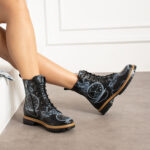 Anfibi moderni da donna in pelle naturale con stampa colorata / Anfibi moderni da donna in pelle naturale con stampa colorata /