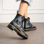 Anfibi moderni da donna in pelle naturale con stampa colorata / Anfibi moderni da donna in pelle naturale con stampa colorata /