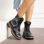 Anfibi moderni da donna in pelle naturale con stampa colorata / Anfibi moderni da donna in pelle naturale con stampa colorata /