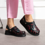 Sabot medico in pelle nera con cinturino dietro / Sabot medico in pelle nera con cinturino dietro /