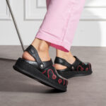 Sabot medico in pelle nera con cinturino dietro / Sabot medico in pelle nera con cinturino dietro /