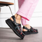 Sabot medico in pelle nera con cinturino dietro / Sabot medico in pelle nera con cinturino dietro /