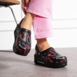 Sabot medico in pelle con zeppa e cinturino dietro /