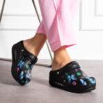 Sabot da lavoro in pelle con cinturino dietro /