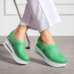 Sabot medico in pelle con zeppa e cinturino dietro /