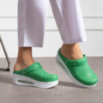 Sabot medico in pelle con zeppa e cinturino dietro /