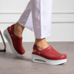 Sabot medico in pelle con zeppa e cinturino dietro /