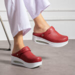 Sabot medico in pelle con zeppa e cinturino dietro /