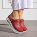 Sabot medico in pelle con zeppa e cinturino dietro /