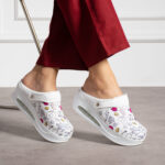 Sabot medico in pelle con zeppa e cinturino dietro /