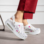 Sabot medico in pelle con zeppa e cinturino dietro /