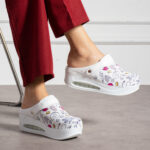 Sabot medico in pelle con zeppa e cinturino dietro /