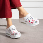 Sabot medico in pelle con zeppa e cinturino dietro / Sabot medico in pelle con zeppa e cinturino dietro /