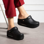 Sabot medico in pelle con zeppa e cinturino dietro / Sabot medico in pelle con zeppa e cinturino dietro /