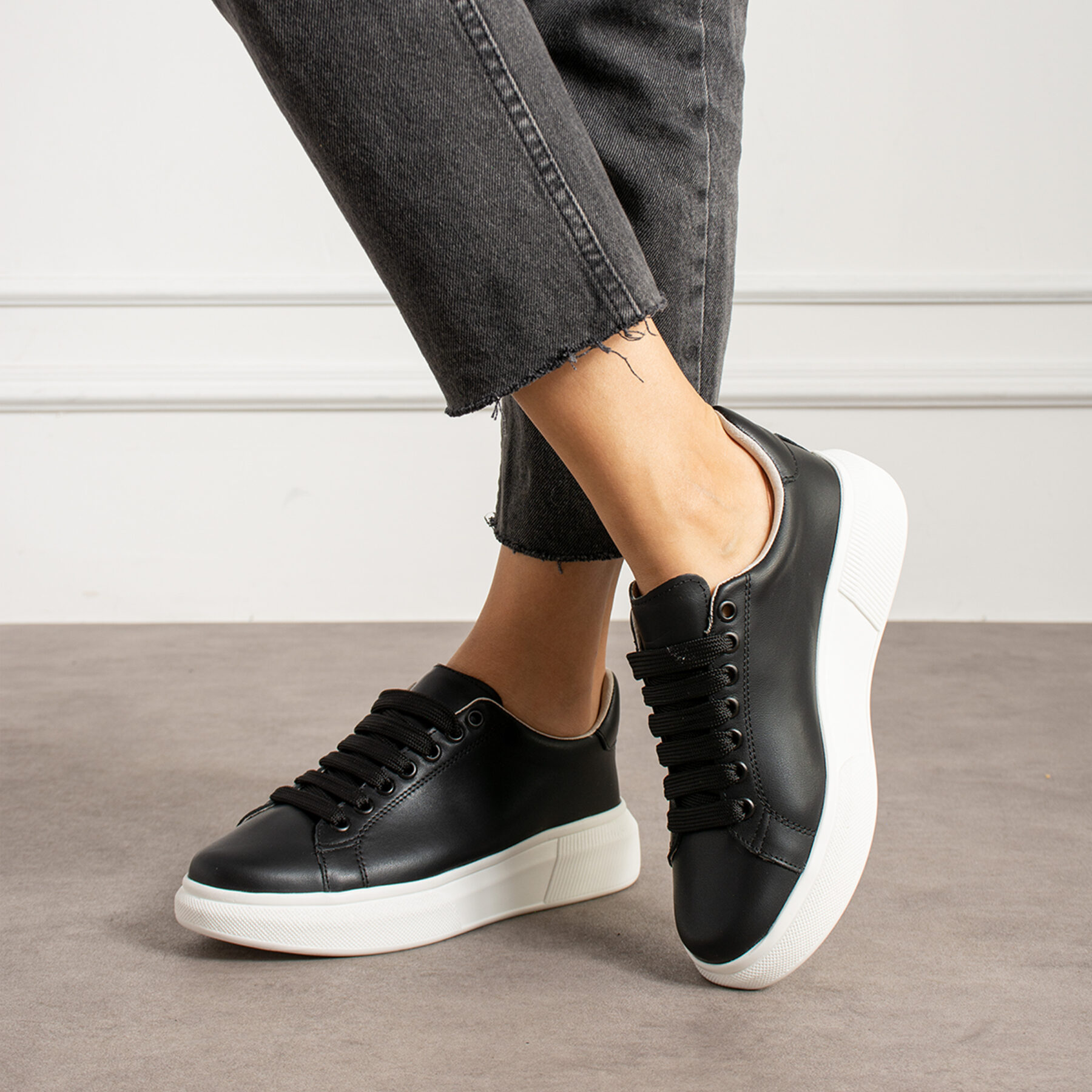 Sneakers da donna nere leggere in pelle naturale Pre-Order 18