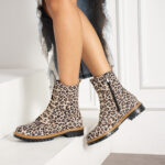 Anfibi da donna in pelle naturale con stampa leopardata, cerniera e lacci /