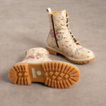 Anfibi da donna in pelle naturale beige, con cerniera e lacci / Anfibi da donna in pelle naturale beige, con cerniera e lacci /